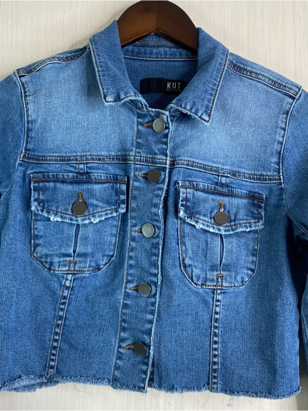 Kut from the Kloth Women’s Kara Cropped Blue Denim Jacket Frayed Raw Hem Small - Picture 3 of 6